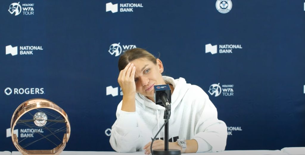 VÍDEO Gran metedura de pata en la rueda de prensa – Simona Halep pregunta cuándo celebrará con los aficionados húngaros su título WTA de Toronto