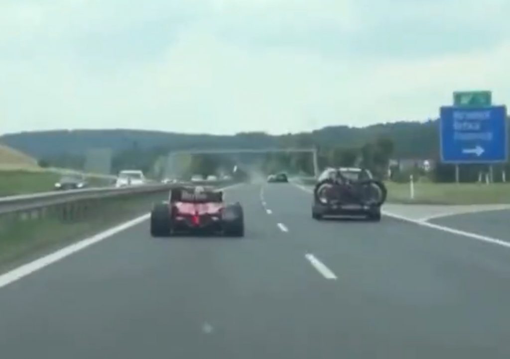 VÍDEO Monoplaza de Ferrari, deslizándose entre los coches en la autopista checa – el conductor no fue atrapado