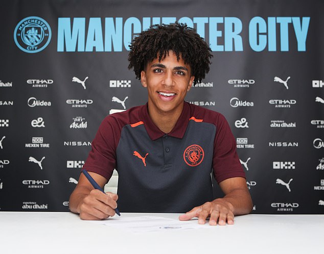 Rico Lewis, estrella del Manchester City, firma un nuevo contrato de cinco años tras una sensacional campaña en la que ganó el triplete.